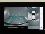 パノラミックビューモニター付きです。車両を上から見たような映像をモニター画面に表示。運転席からの目視では見にくい、車両周辺の状況をリアルタイムでしっかり確認できます。