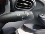 スイッチをオートに設定しておけば、車外の明るさに応じて自動的にヘッドランプを点灯・消灯します。夕暮れ時やトンネルの続く山道などを走行する時に便利なコンライトを装備しています。