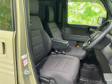 運転席からの視界は広く、運転しやすい環境です。シートの座り心地も良く、長距離運転も快適に過ごせます。