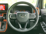手に馴染むステアリングは、運転操作を快適にサポート。操作性の良いボタン配置で、ドライブ中の操作もスムーズに行えます。