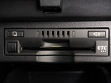 コンソール内一体型のビルトインETC装備!見た目の部分も良いですが、ETCカードの盗難防止になる設置箇所です!料金所の渋滞回避!時間帯・日によって料金の軽減を受けられます!ストレス知らずのドライブ!