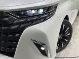 【LEDヘッドライト】悪天候や夜間走行時も良好な視界を確保し安心して運転できる高輝度LEDヘッドライトを装備!点灯速度が早く、消費電力も抑えられています。