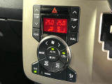 【オートエアコン】一度お好みの温度に設定すれば、車内の温度を検知し風量や温度を自動で調整。暑い&hellip;寒い&hellip;と何度もスイッチ操作をする必要はありません。快適な車内空間には必須の機能ですね♪