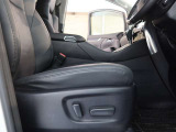 パワーシート搭載。微妙な調整が手軽にでき、ピッタリなポジションで運転することが可能です。
