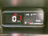 視認性の高いメーター類が、運転に必要な情報を分かりやすく表示。安全運転をサポートします。運転状況を一目で把握できます。