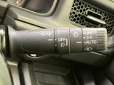 操作しやすいウインカーレバーは、安全な車線変更をサポート。確実な操作感で、運転の信頼性を高めます。手元で直感的に操作できます。