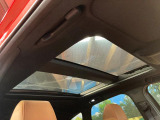 【大型サンルーフ】車内の解放感が一気に上がる大型のパノラマルーフ!季節を問わず開放的で快適なドライブをお楽しみいただけます。流通量も少なく希少価値の高い人気の装備です♪