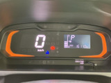 視認性の高いデジタルメーターは、運転に必要な情報をひと目で確認できます。シンプルで分かりやすいデザインが、運転に集中できる環境を提供します。