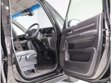 運転席・助手席ドアは開口範囲が広く、とても乗りやすいですよ!収納スペースもあります!