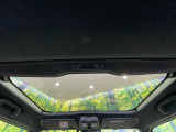 【ガラスルーフ】ガラスルーフ搭載で車内の解放感が一気にアップ!開放的なドライブをお楽しみいただけます。