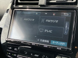 見やすい高精細ディスプレイが、快適なドライブをサポート。ラジオやCD、SDカードなど多彩なソースを楽しめます。使いやすいインターフェースも魅力です。