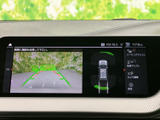 運転席から目的地までのルートを直感的に確認できます。高精細な表示で、細部まで鮮明に表示され、長距離ドライブも安心です。