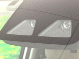 【スマートアシスト】走行中に前方の車両等を認識し、衝突しそうな時は警報とブレーキで衝突回避と被害軽減をアシスト。より安全にドライブをお楽しみいただけます。