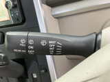 雨の日も安心。操作しやすいワイパーレバーで、クリアな視界を確保します。運転の安全性を高める機能です。