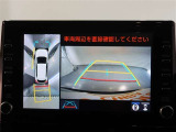 パノラミックビューモニター付きです。車両を上から見たような映像をモニター画面に表示。運転席からの目視では見にくい、車両周辺の状況をリアルタイムでしっかり確認できます。
