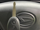 【キーレス】少し離れた場所からでもボタン一つでドアの開錠・施錠ができるのでとっても便利!ドアの鍵穴周りに傷をつけることもありません♪