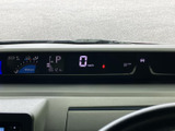見やすいデザインのメータークラスター。運転に必要な情報を分かりやすく表示します。