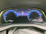 視認性の高いメーターパネル。運転に必要な情報を一目で確認できます。直感的なデザインで、運転に集中できる環境を提供します。
