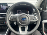 運転席には操作性の良いステアリングを装備!スイッチ類も手元にまとまっており、運転中でも扱いやすい仕様となっています!!