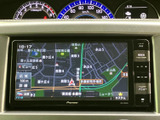 高精細な地図表示で、スムーズなカーナビゲーションをサポート。目的地まで迷わず行ける安心感は、長距離ドライブにも最適です。