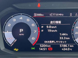 低走行車両入庫!レイアウトはステアリングスイッチで切り替えでき運転に集中しながら必要な情報を瞬時に得ることが可能です。
