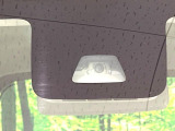 【スマートアシスト】走行中に前方の車両等を認識し、衝突しそうな時は警報とブレーキで衝突回避と被害軽減をアシスト。より安全にドライブをお楽しみいただけます。