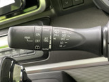 雨天時でもクリアな視界を確保するワイパーレバー。運転状況に合わせて、最適なワイピングを設定できます。
