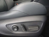 パワーシート搭載。微妙な調整が手軽にでき、ピッタリのポジションで運転することが可能です。