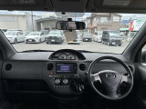 すっきりとまとめられたインパネ周り。運転操作もしやすいです。取り回しの良さで普段のお買い物から街乗りまでピッタリの車ですよ。
