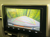 【バックカメラ】駐車時に後方がリアルタイム映像で確認できます。大型商業施設や立体駐車場での駐車時や、夜間のバック時に大活躍!運転スキルに関わらず、今や必須となった装備のひとつです!