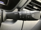 操作しやすい位置に配置されたウインカーレバーで、スムーズな車線変更や右左折をサポート。安全運転に貢献します。