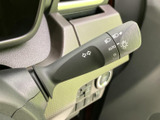 操作しやすいウインカーレバーで、スムーズな車線変更や右左折をサポートします。直感的な操作性で、安全な運転をアシストします。
