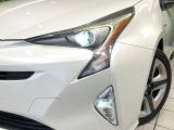 【LEDヘッドライト】悪天候や夜間走行時も良好な視界を確保し安心して運転できる高輝度LEDヘッドライトを装備!点灯速度が早く、消費電力も抑えられています。