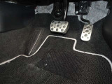 ゴムの滑り止めを組み合わせたアルミ製スポーツペダルです。靴が濡れていても滑りにくく、快適なドライブが楽しめます♪