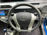 握りやすいステアリングは、運転操作をスムーズに。スポーティーなデザインで、運転の楽しさを高めます。車両の状態を把握しやすい配置です。