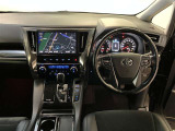 運転席周りのレイアウトをご覧ください。ナビゲーションが綺麗に装着されすっきり収まってますね!