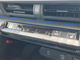 見やすい大型ディスプレイが、快適なドライブをサポート。AM/FMはもちろん、TVや交通情報も確認でき、長距離移動も飽きさせません。