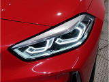 【LEDヘッドライト】先進のLEDテクノロジーを採用。放射される白色光の周波特性は太陽光に近く、バイキセノン・ヘッドライトを上回るコントラストで更に明るく輝きます!