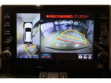パノラミックビューモニター付きです。車両を上から見たような映像をディスプレイ画面上に表示。運転席からの目視だけでは見にくい、車両周辺の状況をリアルタイムでしっかり確認できます。