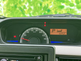 視認性の良いメーター類が配置され、運転に必要な情報をすぐに確認できます。デジタル表示で走行距離も確認しやすい設計です。