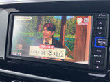 停車中には、TVの視聴でお楽しみいただけます。長距離移動の際の休憩時間などに、リラックスした時間を過ごせるでしょう。