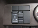 運転席から操作できる片側パワースライドドアのコントロールスイッチです(挟み込み防止機能付)
