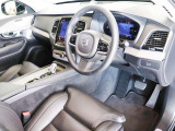 適度な包まれ感がありながらも見晴らしの良いインテリア 大型センターディスプレイは運転席側に向けられており、操作感や視認性も良好です