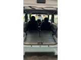 後席を倒した状態の荷室です。荷室は防汚素材で汚れてしまっても拭き取りができます。