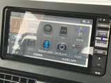 多彩な機能を搭載し、快適なドライブをサポート。CDやBluetooth接続、ラジオなど、様々なソースを楽しめます。視認性の高いディスプレイです。