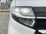 【LEDヘッドライト】悪天候や夜間走行時も良好な視界を確保し安心して運転できる高輝度LEDヘッドライトを装備!点灯速度が早く、消費電力も抑えられています。