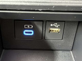 充電用USB端子付き。スマートフォンなどの充電に便利です。