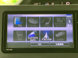 使いやすい操作画面で、快適なドライブをサポートします。様々な機能が搭載されており、エンターテイメントも充実しています。