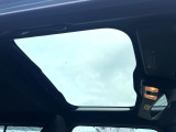 【ガラスルーフ】ガラスルーフ搭載で車内の解放感が一気にアップ!開放的なドライブをお楽しみいただけます。