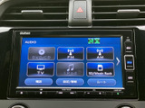 多様なソースに対応したオーディオシステム。CDやラジオに加え、最新のスマートフォンとの連携も可能です。